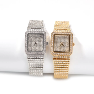 Vue détaillée de montres carrées dorées et argentées serties de diamants étincelants