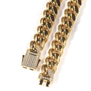 Nahaufnahme der goldenen Panzerkette mit zirkonia-besetztem Verschluss im Hip-Hop-Stil