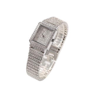 Montre de luxe pour femme avec cadran carré et sertissage complet de diamants sur bracelet métal
