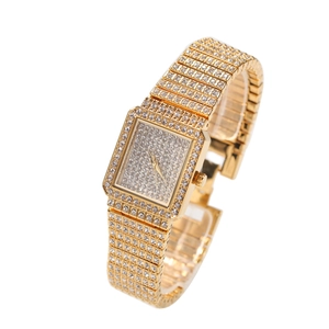 Montre à quartz carrée dorée pour femme avec pavage complet de cristaux sur le cadran et bracelet
