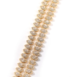 Primer plano de circonitas marquesa doradas con micro-pavé de diamantes en cadena hip hop