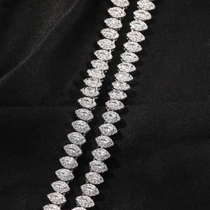 Vista macro detallada del collar hip hop con circonitas marquesa y engaste de plata