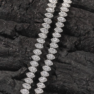 Detalle del collar hip hop con corte marquesa y pavé de circonitas en tono plateado