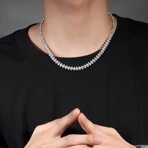 Detalle de collar hip-hop plateado con eslabones de corte marquesa y circonitas brillantes