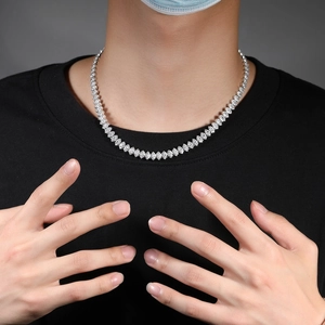Primer plano del collar de tenis hip hop con circonitas de corte marquesa en modelo masculino