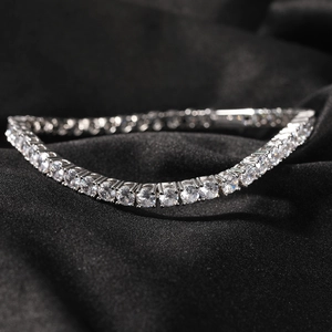 Macro-opname van zilveren tennisarmband met 4mm ronde zirkonia in een klauwzetting