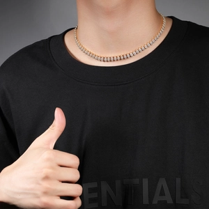 Primer plano de cadena tennis dorada con brillantes circonitas blancas para hombres con estilo