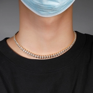 Primer plano de collar hip hop dorado con colgantes continuos en forma de gota de agua y cristales