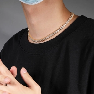 Detalle del collar hip hop con circonitas de corte marquesa y pavé de piedras brillantes