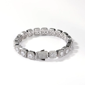Gros plan sur bracelet glacé 10mm avec zircons AAA et fermoir à cliquet de luxe