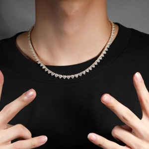 Collar de tenis hip hop en forma de corazón con circonitas brillantes en una modelo