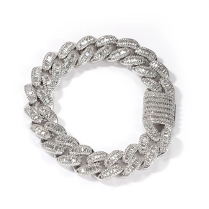Gros plan du bracelet gourmette en argent avec pavé de zircons et fermoir de sécurité