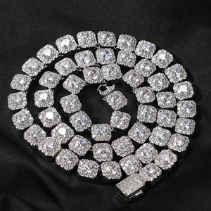 Makro-Detail der vereisten geometrischen Gliederkette mit funkelnden Mikropave-Kristallen