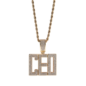 Détail du pendentif CEO en or avec zircons cubiques et chaîne de style hip hop