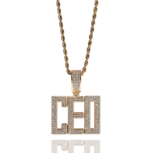 Détail macro du pendentif carré CEO doré avec zircons brillants sur chaîne torsadée