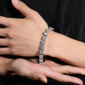 Bracelet hip hop 10mm en cuivre avec zircons cubiques carrés porté sur le poignet