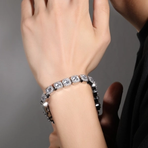Gros plan d'un bracelet de tennis de 10mm orné de zircons cubiques de style hip-hop