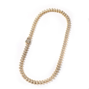Detalle de piedras de circón marquise en un collar de tenis hip-hop bañado en oro fino