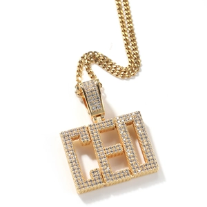 Gros plan détaillé du collier hip hop doré avec lettrage CEO et zircons blancs étincelants