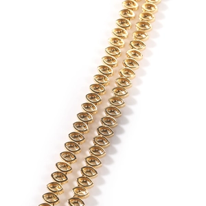 Collar hip hop dorado para hombre con eslabones marquise y circonitas en fondo blanco