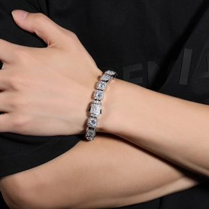 Gros plan sur le bracelet hip hop 10mm halo zircone avec fermoir à ressort glacé