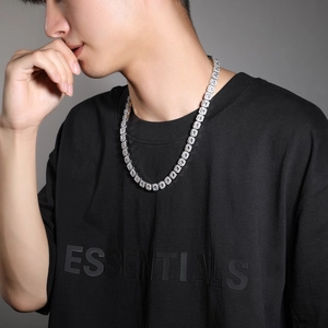 Silberne Tennis-Kette mit Zirkonia-Steinen getragen von einem männlichen Model