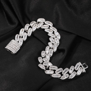 Bracelet cubain argenté 14mm serti de zircons carrés présenté sur soie noire