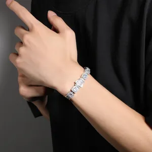 Détail du bracelet hip hop avec maillons carrés et pierres de zircone cubique