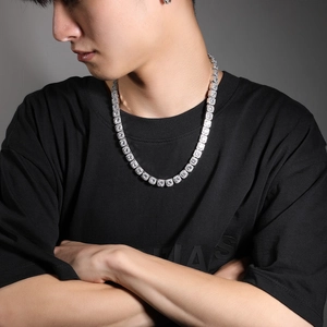 Detailaufnahme der Hip-Hop-Tenniskette mit quadratischen Zirkonia auf schwarzem Shirt