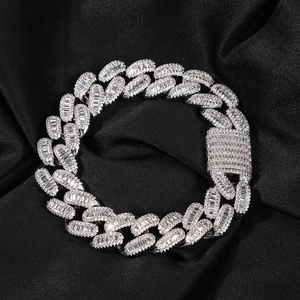Détail macro du bracelet cubain hip hop en argent avec zircons baguette et ronds sertis