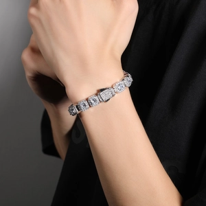 Gros plan d'un bracelet hip hop 10mm serti de zircons cubiques avec fermoir à ressort