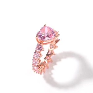 Vue détaillée d'une bague avec gemme rose en forme de cœur et sertissage or rose