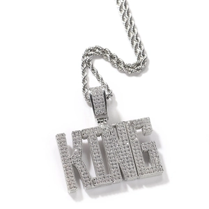 Vue détaillée du collier pendentif lettre KING Hip Hop serti de zircons étincelants