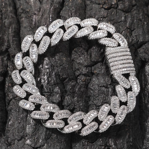 Détail macro du bracelet à maillons cubains en argent avec diamants baguettes et ronds