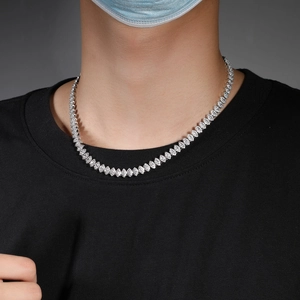 Collar hip hop plateado con piedras de corte marquesa y un efecto de diamante brillante