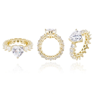 Vue macro détaillée de la bague en zircon en forme de cœur plaquée or avec pavé