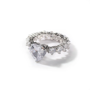 Bague élégante en argent avec grand zircon en forme de cœur et petits cœurs pavés