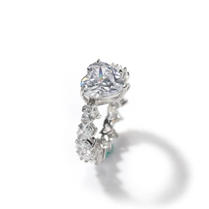 Détail de la bague en argent avec grand zircon en cœur et sertissage de cristaux