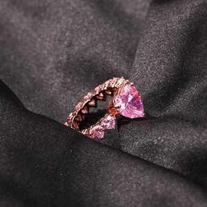 Bague élégante en or rose avec un grand zircon cœur rose et des petits cœurs pavés de gemmes