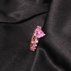 Détail d'une bague avec pierre précieuse rose en cœur et pavage sur or rose
