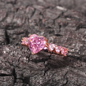 Détail macro d'une bague en zircon rose en forme de cœur avec placage en or rose fin