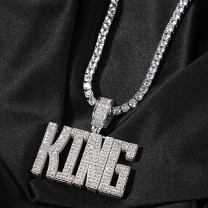 Gros plan du pendentif KING en argent serti de zircons brillants de style hip hop