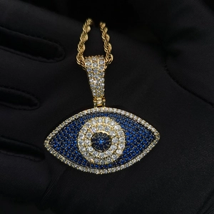 Vue détaillée du pendentif œil maléfique plaqué or serti de pierres de zircon bleues