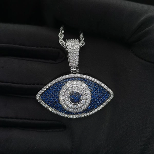 Détail macro du pendentif œil maléfique en argent avec zircons bleus et blancs