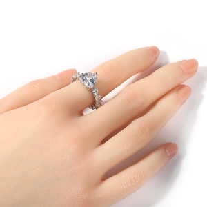 Gros plan d'une bague en zircone en forme de cœur avec finition argentée sur un support