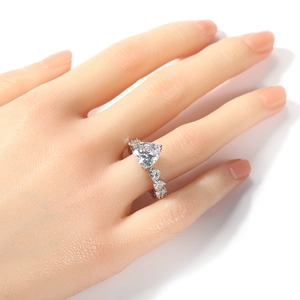 Bague élégante en zircon en forme de cœur en argent poli portée à la main pour femme