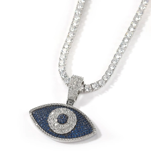 Vue macro du pendentif œil protecteur avec cristaux bleus et chaîne tennis brillante