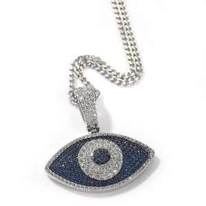 Vue détaillée du pendentif œil maléfique avec cristaux bleus et chaîne cubaine argent