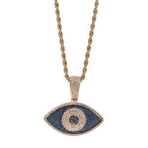 Détail du pendentif œil porte-bonheur doré serti de zircons bleus et blancs brillants