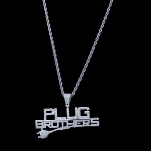 Detalle del colgante Plug Brothers plateado con circonitas y cadena de cuerda gruesa